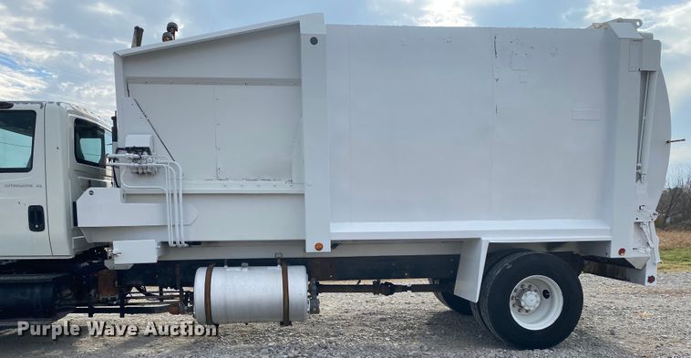 image for item JN9123 2004 International 7400  refuse truck
