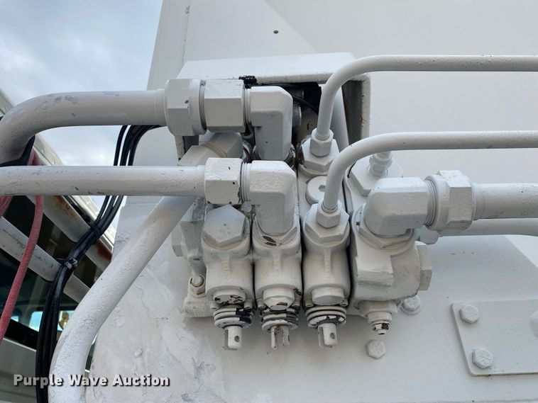 image for item JN9123 2004 International 7400  refuse truck