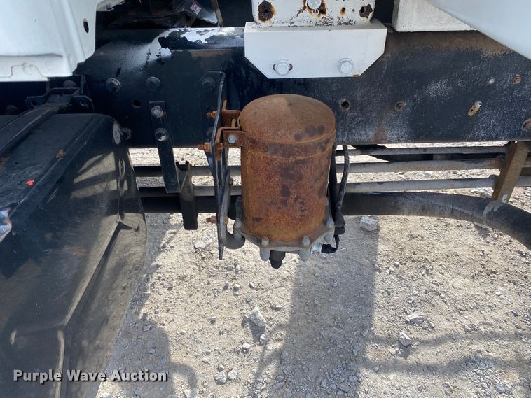 image for item JN9123 2004 International 7400  refuse truck