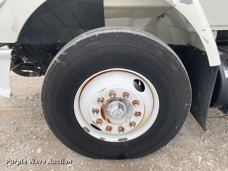 image for item JN9123 2004 International 7400  refuse truck