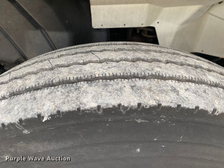 image for item JN9123 2004 International 7400  refuse truck