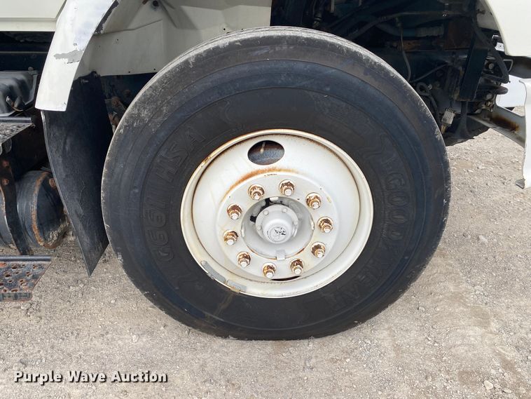 image for item JN9123 2004 International 7400  refuse truck