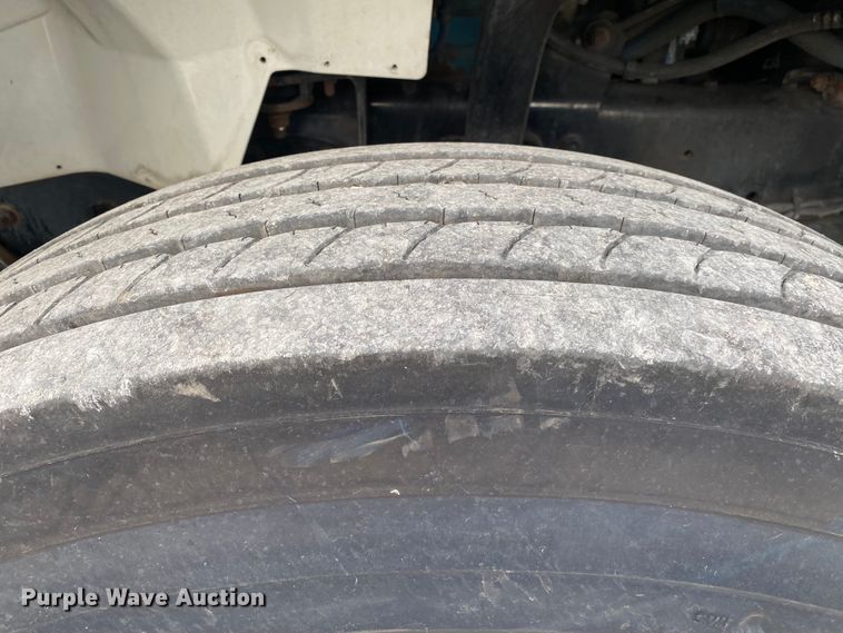 image for item JN9123 2004 International 7400  refuse truck