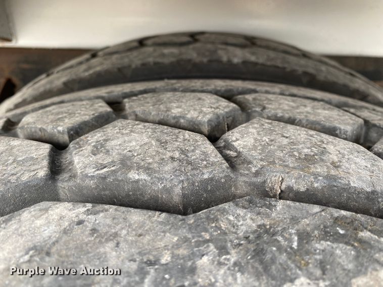 image for item JN9123 2004 International 7400  refuse truck