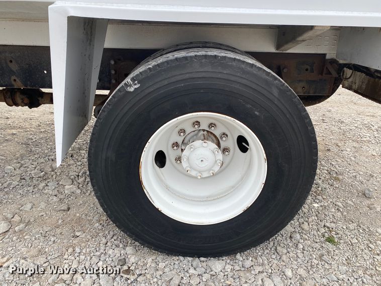 image for item JN9123 2004 International 7400  refuse truck