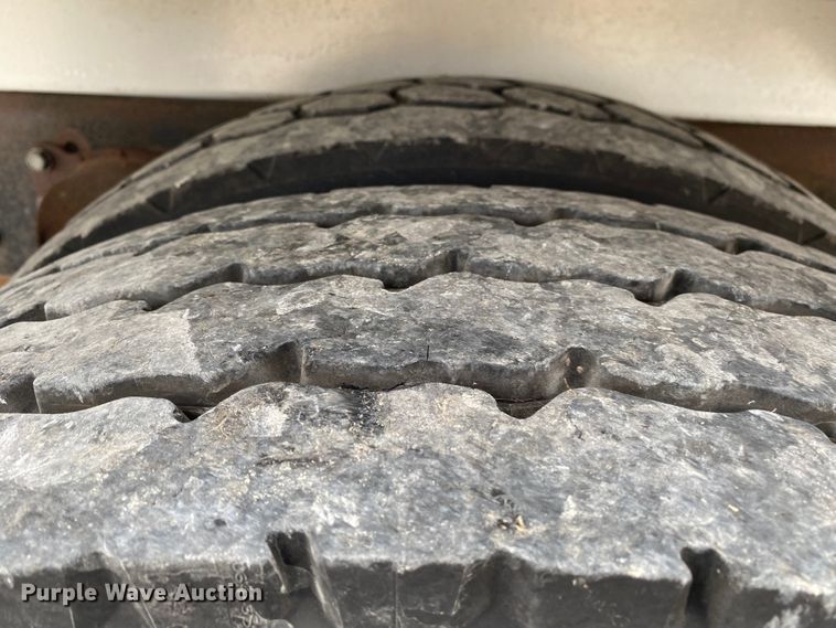 image for item JN9123 2004 International 7400  refuse truck