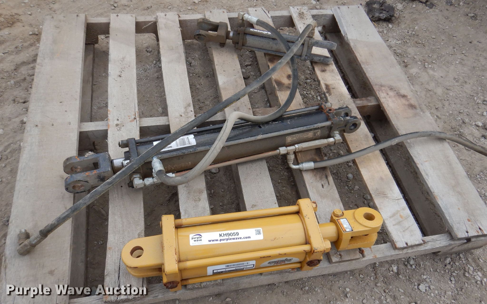 (3) hydraulic cylinders in Des Moines, IA Item KH9059 sold Purple Wave