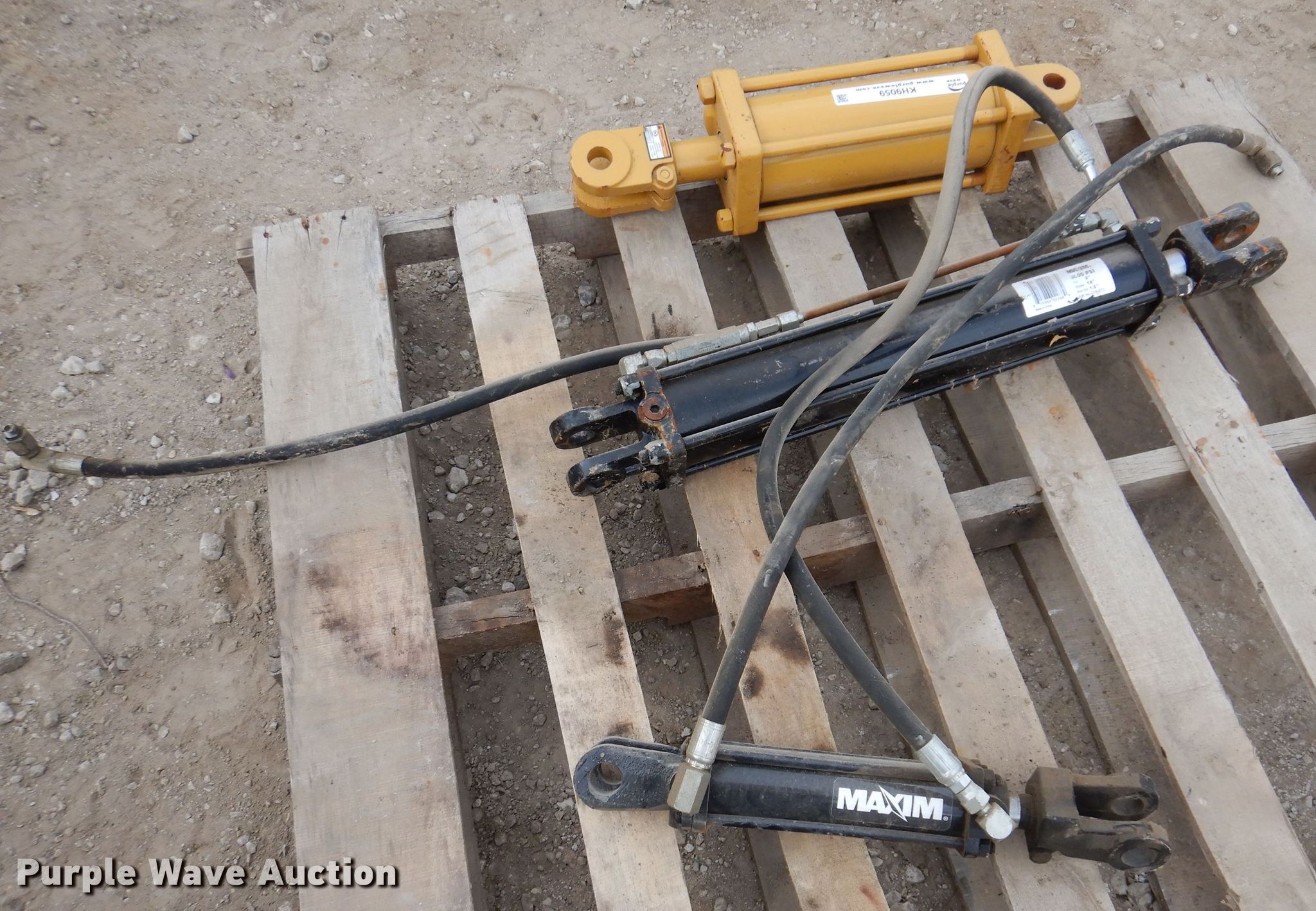 (3) hydraulic cylinders in Des Moines, IA Item KH9059 sold Purple Wave