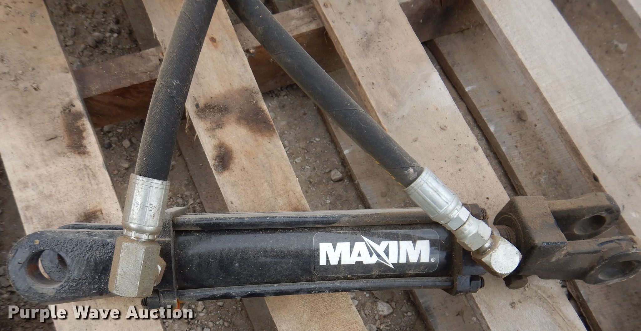 (3) hydraulic cylinders in Des Moines, IA Item KH9059 sold Purple Wave