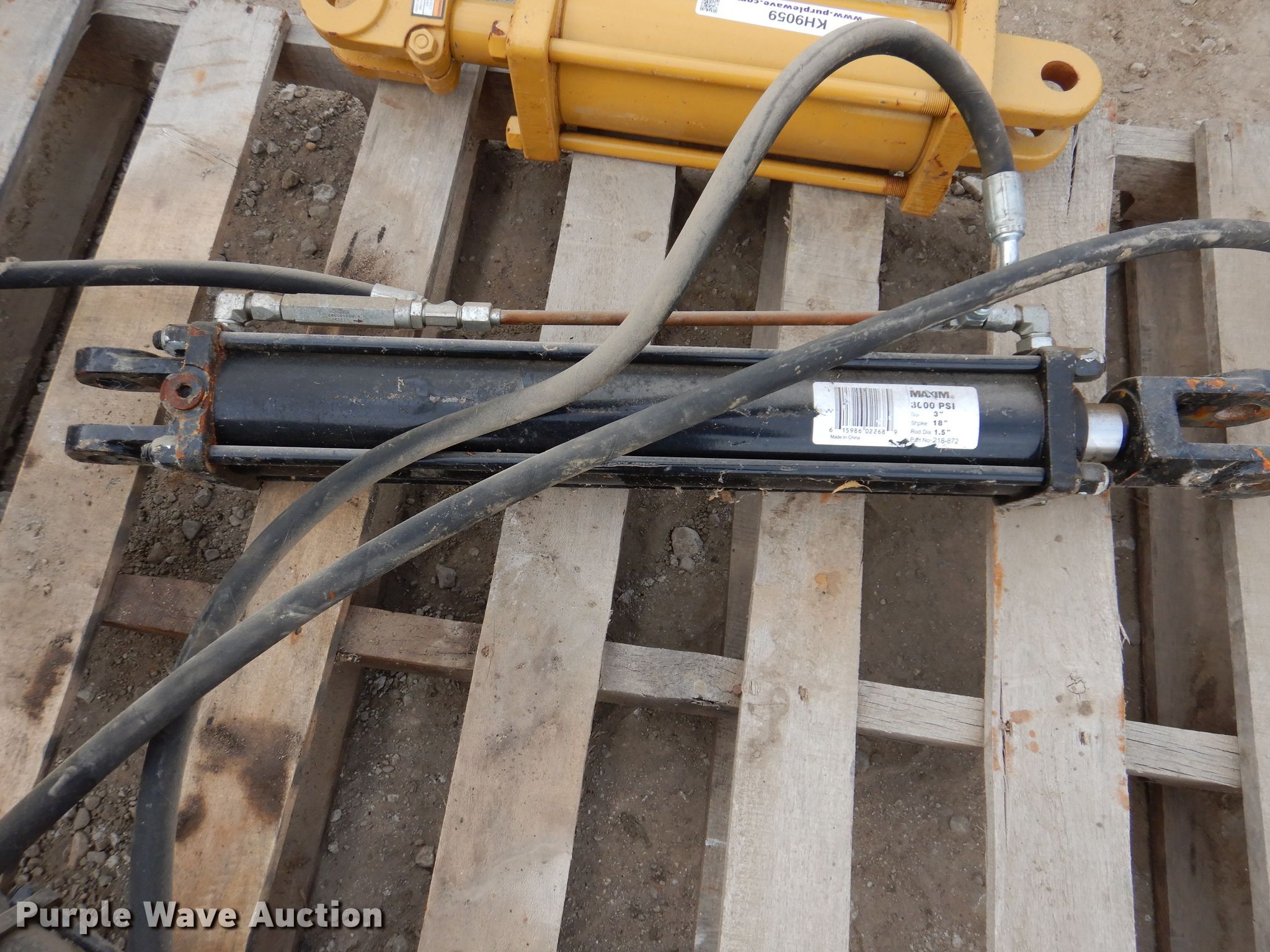 (3) hydraulic cylinders in Des Moines, IA Item KH9059 sold Purple Wave