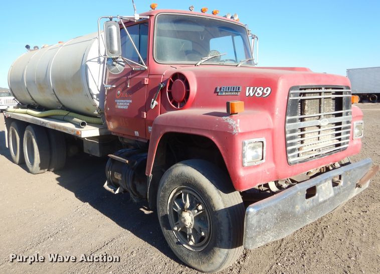 image for item DK3421 1989 Ford L8000  tank truck