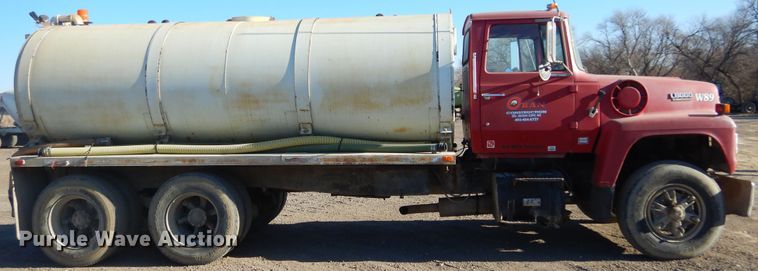 image for item DK3421 1989 Ford L8000  tank truck