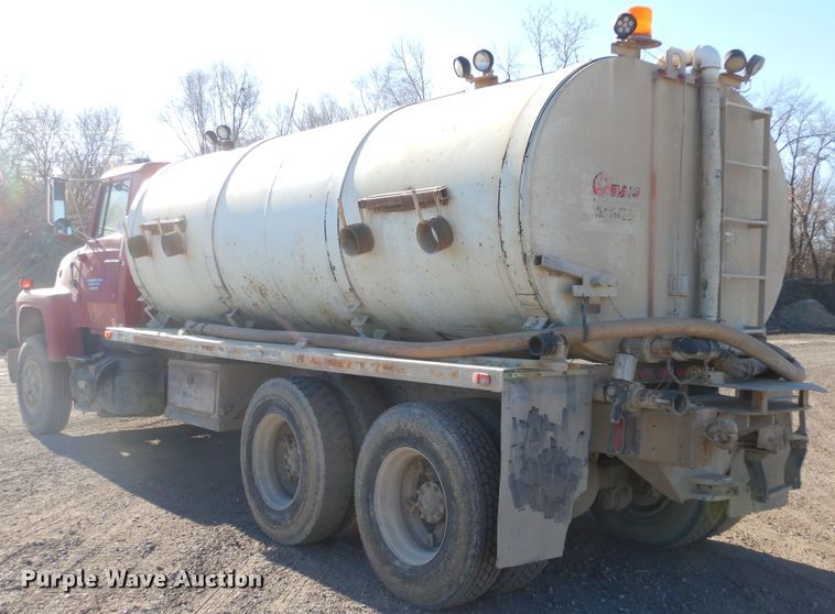 image for item DK3421 1989 Ford L8000  tank truck