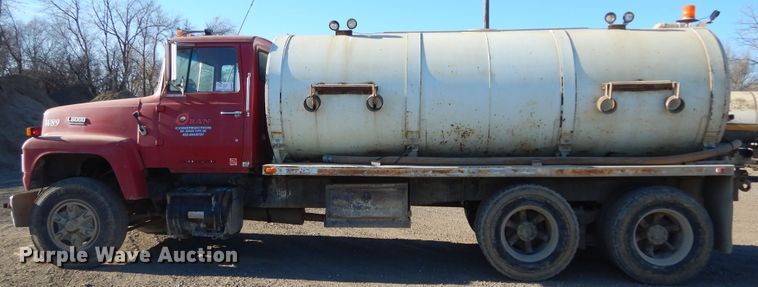 image for item DK3421 1989 Ford L8000  tank truck