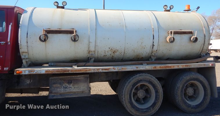 image for item DK3421 1989 Ford L8000  tank truck