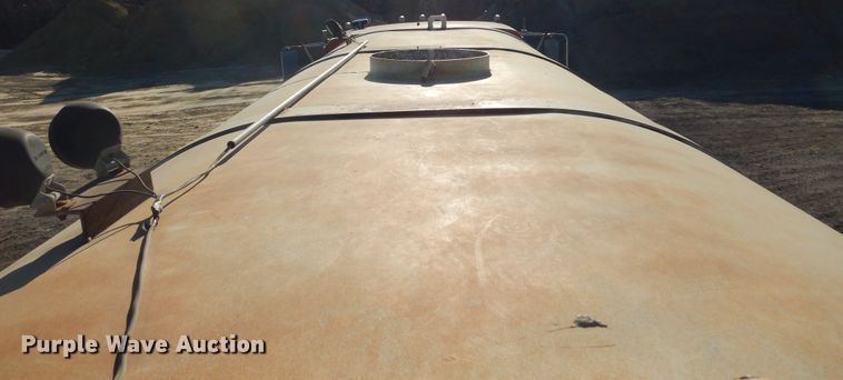 image for item DK3421 1989 Ford L8000  tank truck