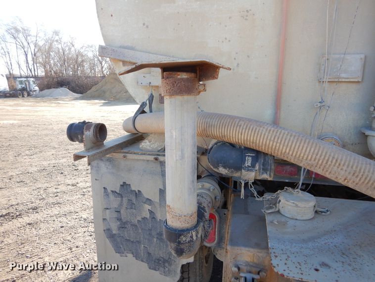 image for item DK3421 1989 Ford L8000  tank truck