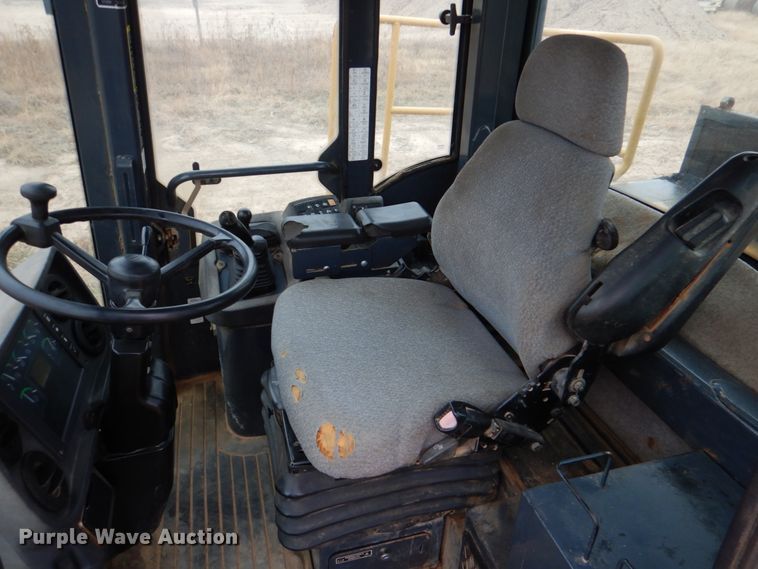 image for item DL0705 2006 John Deere 824J  wheel loader