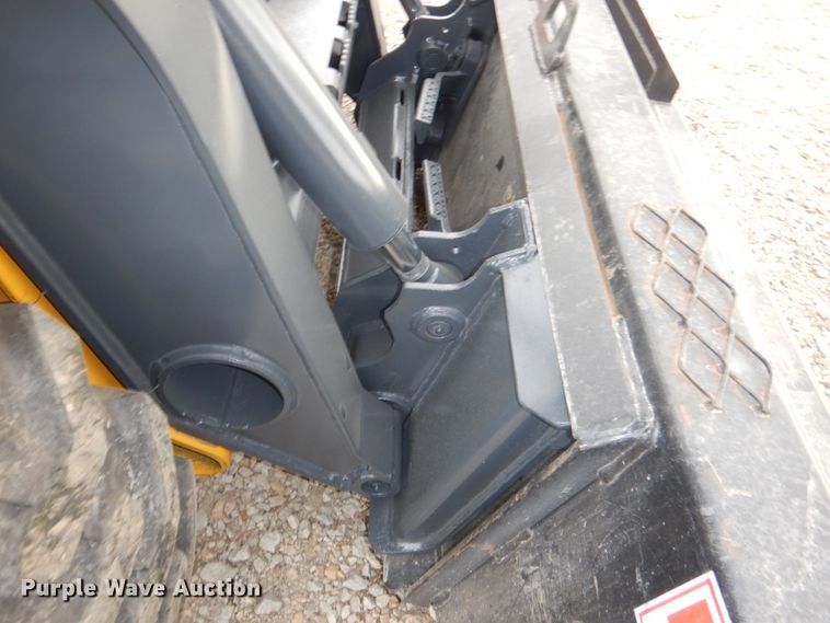 image for item DN2552 2010 John Deere 318D  skid steer loader