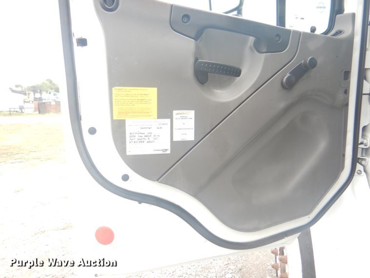 image for item HT9459 2004 Freightliner Business Class M2  utility / service truck