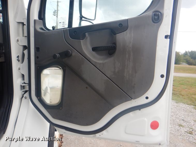 image for item HT9459 2004 Freightliner Business Class M2  utility / service truck