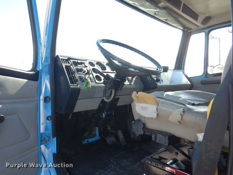 image for item HT9492 2000 Freightliner FL70  utility / service truck