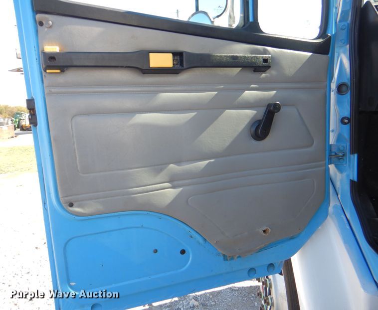 image for item HT9492 2000 Freightliner FL70  utility / service truck