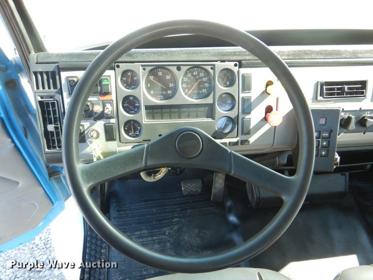 image for item HT9492 2000 Freightliner FL70  utility / service truck