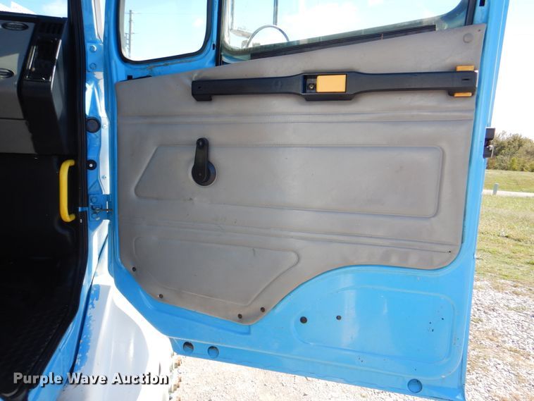 image for item HT9492 2000 Freightliner FL70  utility / service truck