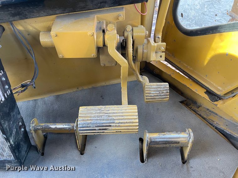 image for item IJ9527 1986 Caterpillar D6H LGP Series II  dozer