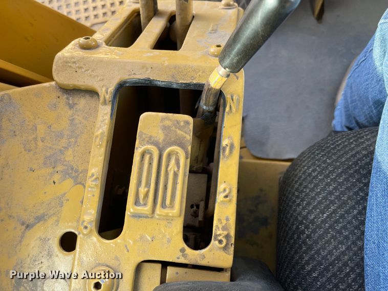 image for item IJ9527 1986 Caterpillar D6H LGP Series II  dozer