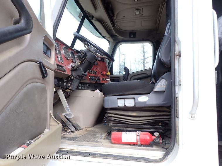 image for item IS9287 2003 International 9200i  dump truck