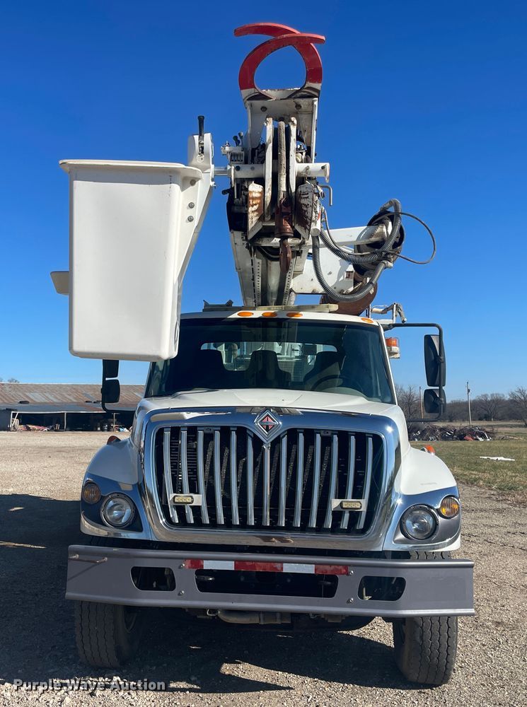 image for item IX9706 2009 International 7400  digger derrick truck