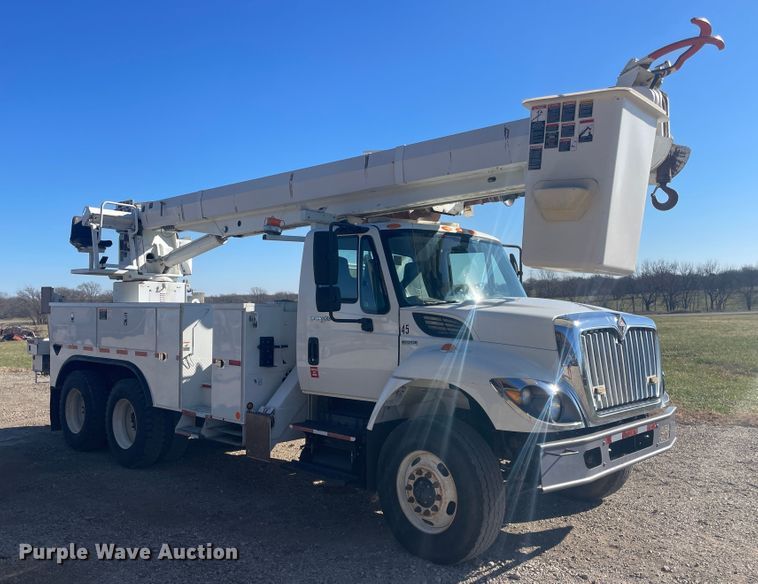 image for item IX9706 2009 International 7400  digger derrick truck