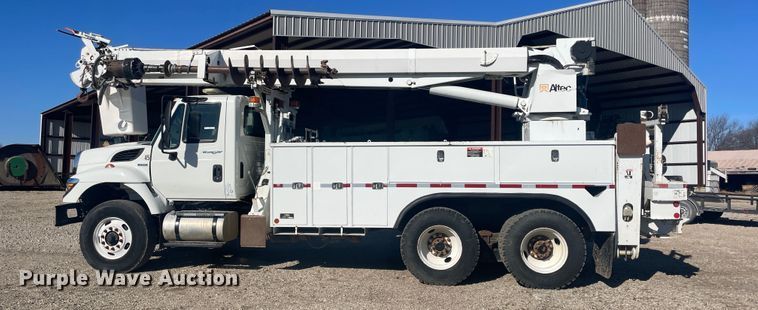 image for item IX9706 2009 International 7400  digger derrick truck