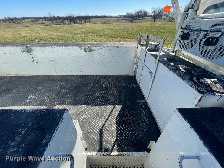 image for item IX9706 2009 International 7400  digger derrick truck