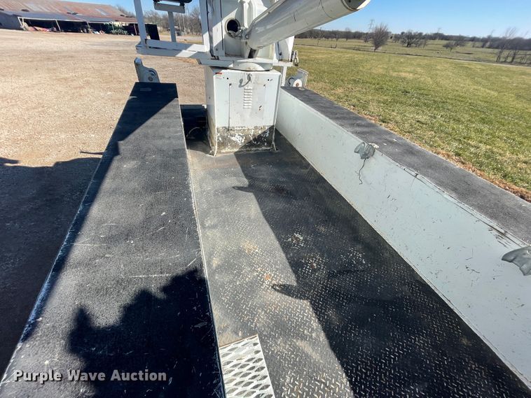 image for item IX9706 2009 International 7400  digger derrick truck