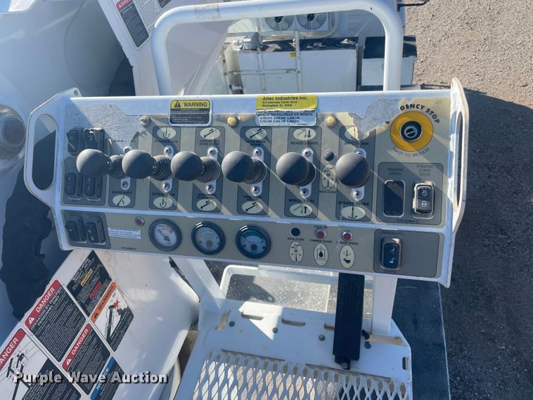 image for item IX9706 2009 International 7400  digger derrick truck