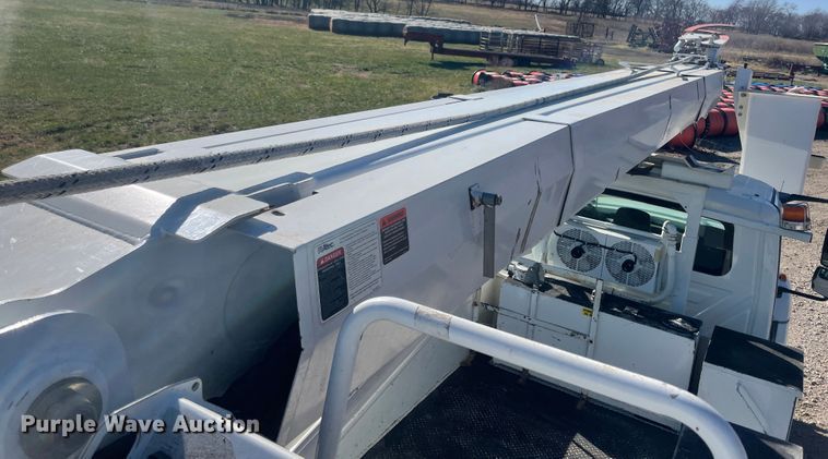 image for item IX9706 2009 International 7400  digger derrick truck