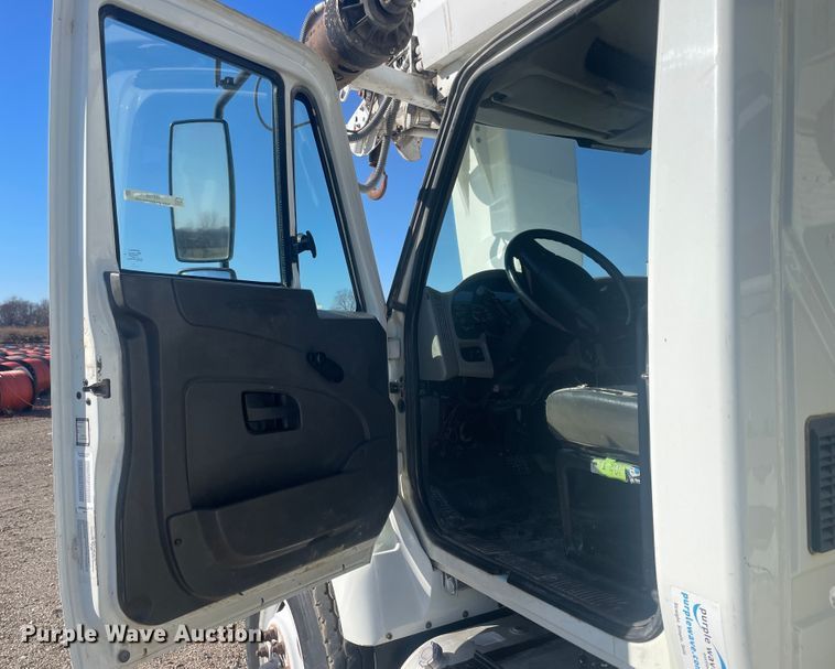 image for item IX9706 2009 International 7400  digger derrick truck