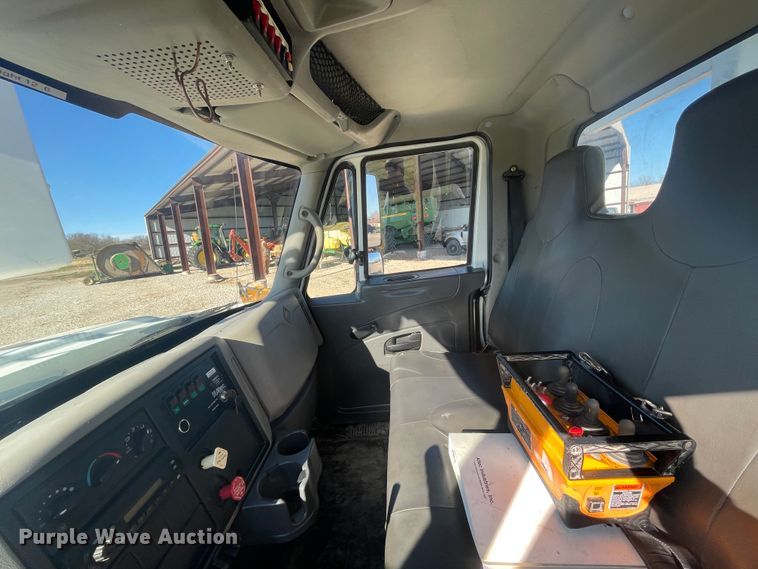 image for item IX9706 2009 International 7400  digger derrick truck