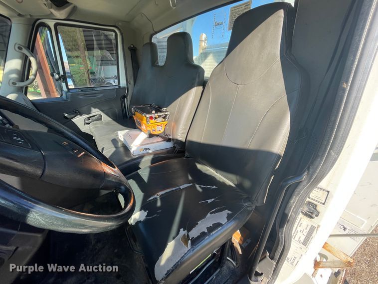 image for item IX9706 2009 International 7400  digger derrick truck