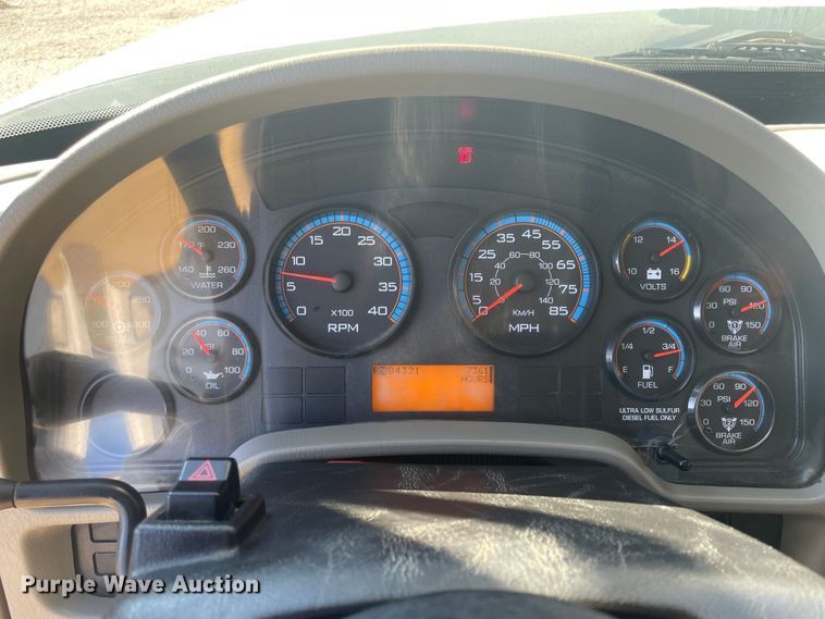 image for item IX9706 2009 International 7400  digger derrick truck