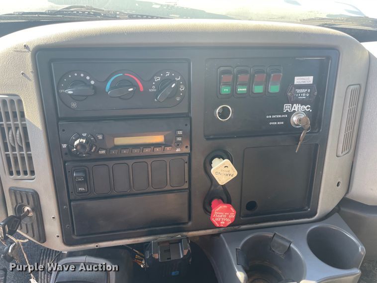 image for item IX9706 2009 International 7400  digger derrick truck