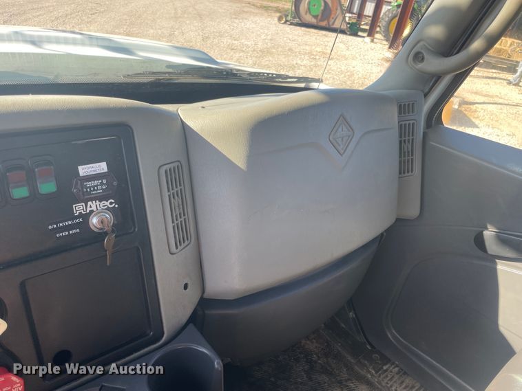 image for item IX9706 2009 International 7400  digger derrick truck