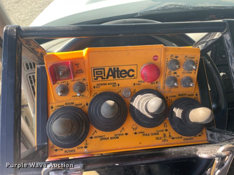 image for item IX9706 2009 International 7400  digger derrick truck