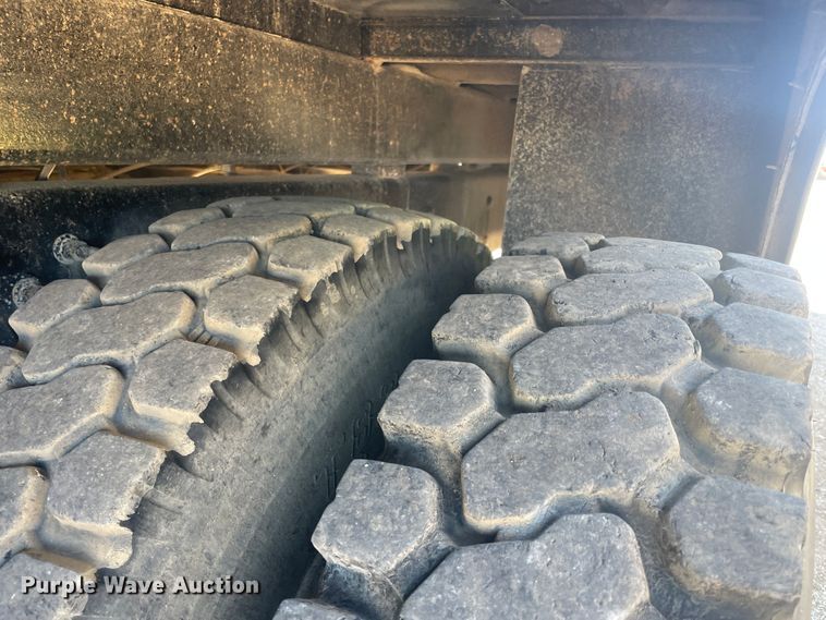 image for item IX9706 2009 International 7400  digger derrick truck