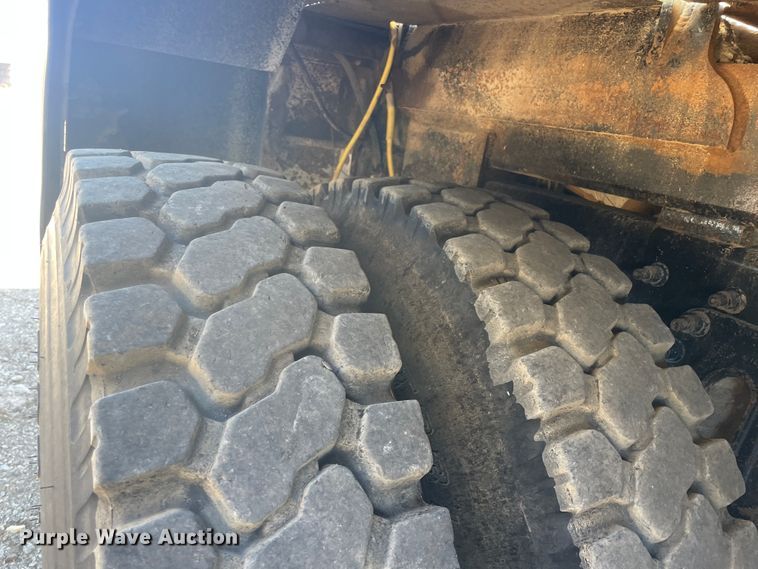 image for item IX9706 2009 International 7400  digger derrick truck