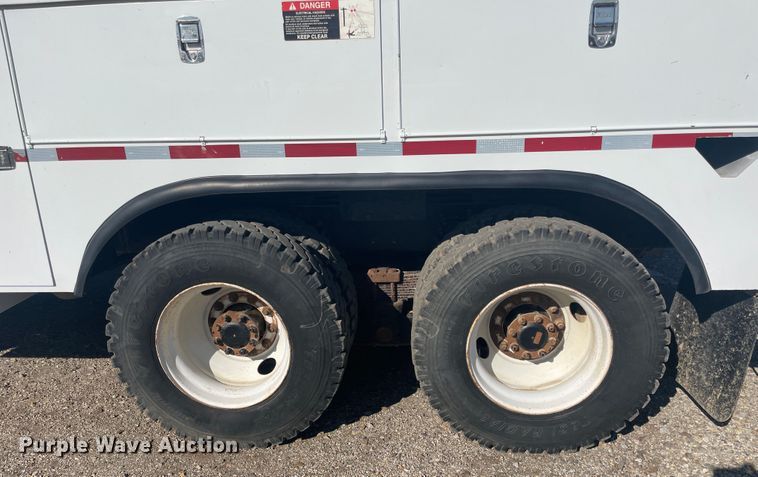 image for item IX9706 2009 International 7400  digger derrick truck