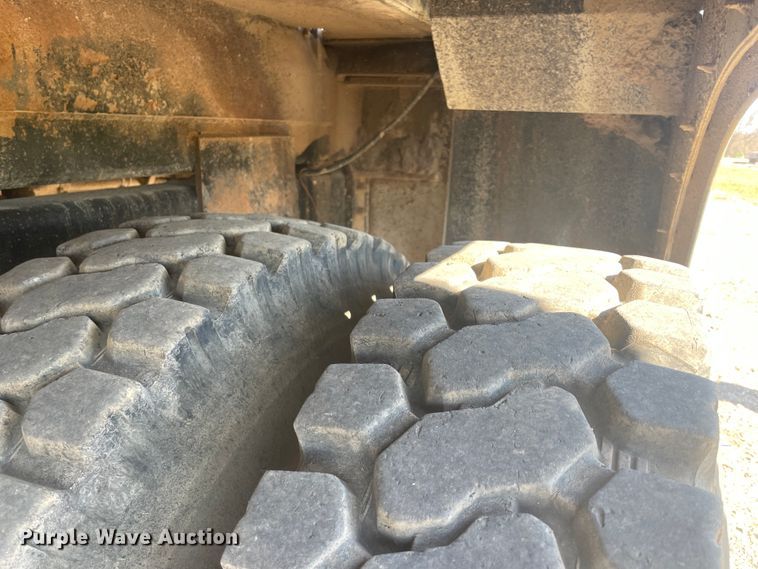 image for item IX9706 2009 International 7400  digger derrick truck